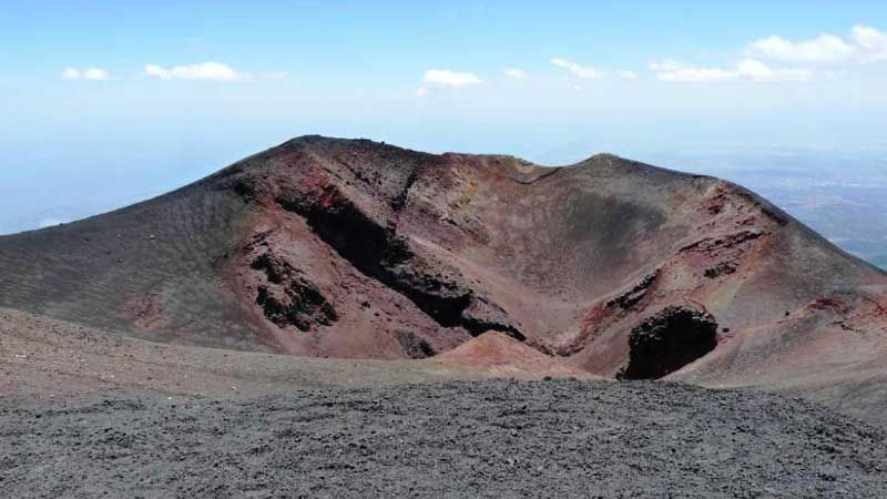 Etna natura: passeggiata, grotta lavica e degustazione con transfer
